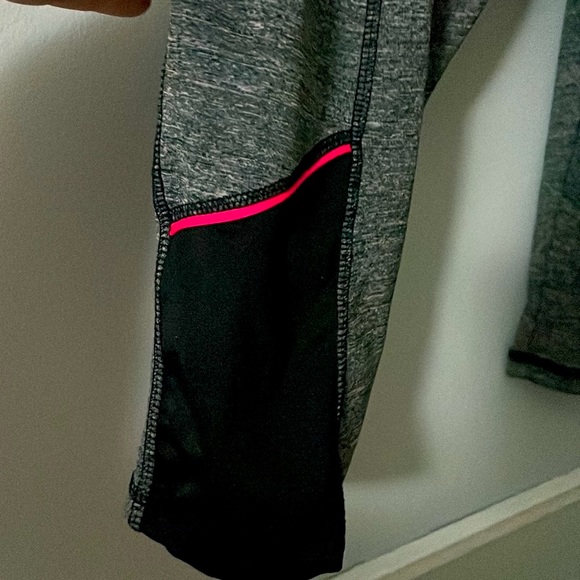 Ashley Blue Exercise Mid-Rise Slim Leg Capri Pant EUC - Picture 3 of 5